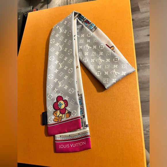 Louis Vuitton Vivienne Silk Satin Bandeau Twilly Light Grey Pink - Picture 7 of 11